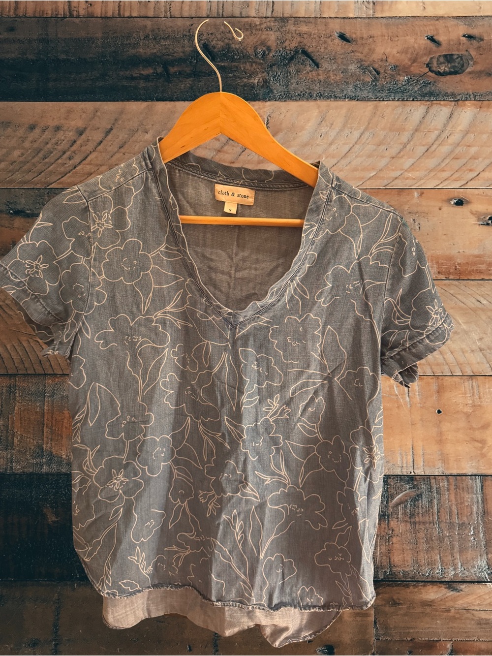cloth & stone Gray Floral V-Neck Short Sleeve Top